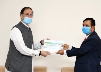 Pakistan hands over financial assistance