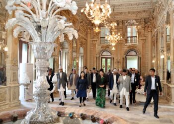 PM Dahal shifts to new office in Singha Durbar